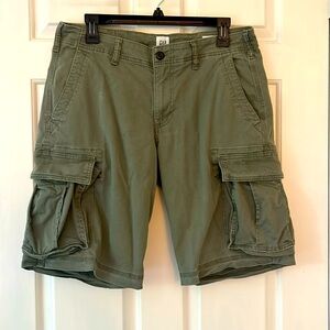 GAP Men’s cargo shorts, army green. Size 31.